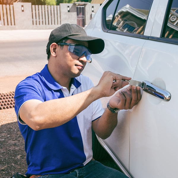 puede programar una cita llamando a nuestra cerrajería de autos durante el horario comercial